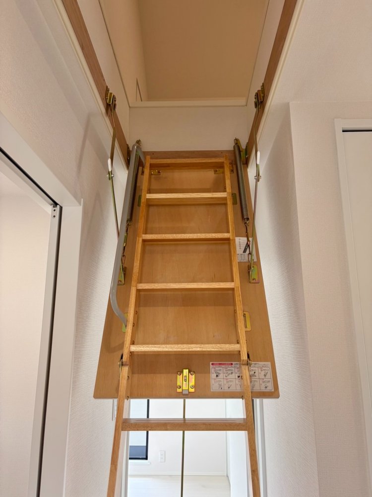 小屋裏収納階段